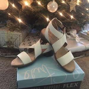 LifeStride Women’s Banning white lux Sandal 6-1/2